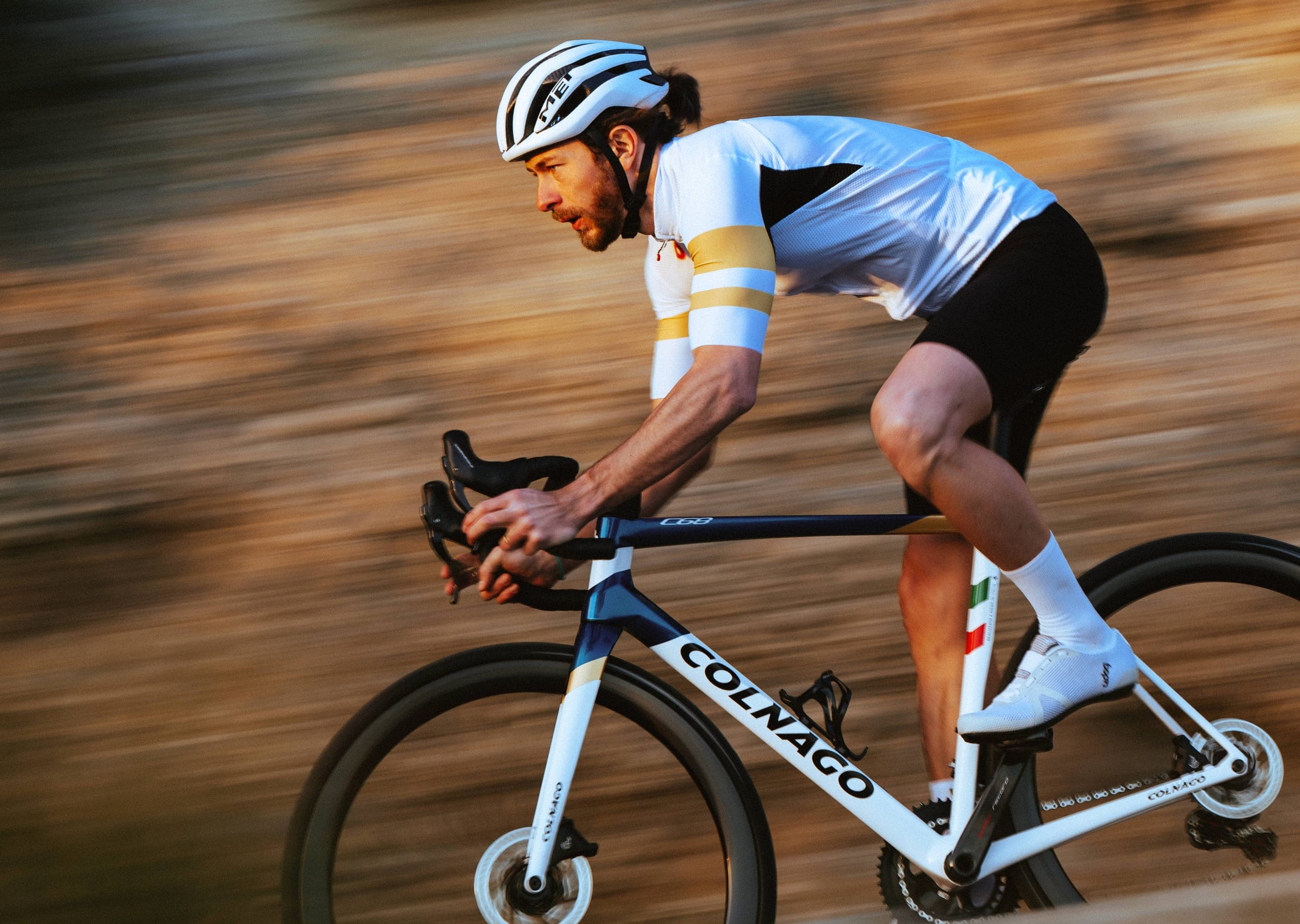 Wielrenner in volle inspanning op een racefiets