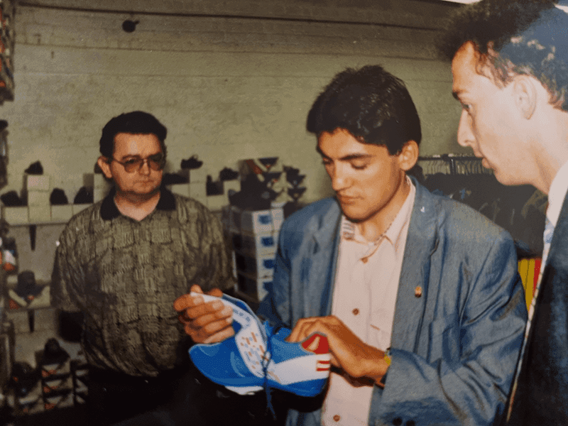 Claudio Chiappucci inspecteert koersschoenen in het magazijn